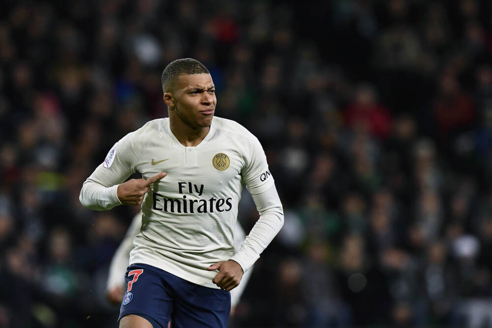 热搜第一！泡泡玛特出现直播事故引热议，最新回应：不会开除相关员工！公司股价大跌超5%